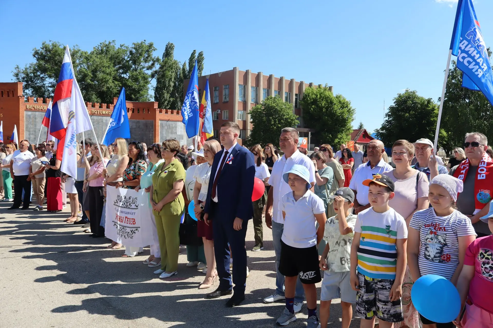 Сегодня принял участие в торжественном митинге на центральной площади города, посвящённом Дню России