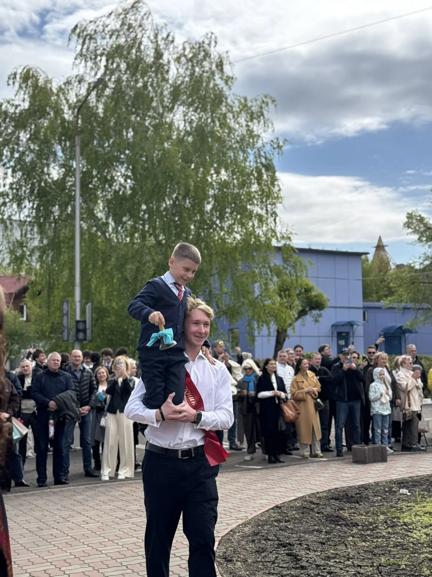 Последний звонок у ребят из 11 классов 🔔  Сегодня мы проводили новое поколение талантливых, амбициоз