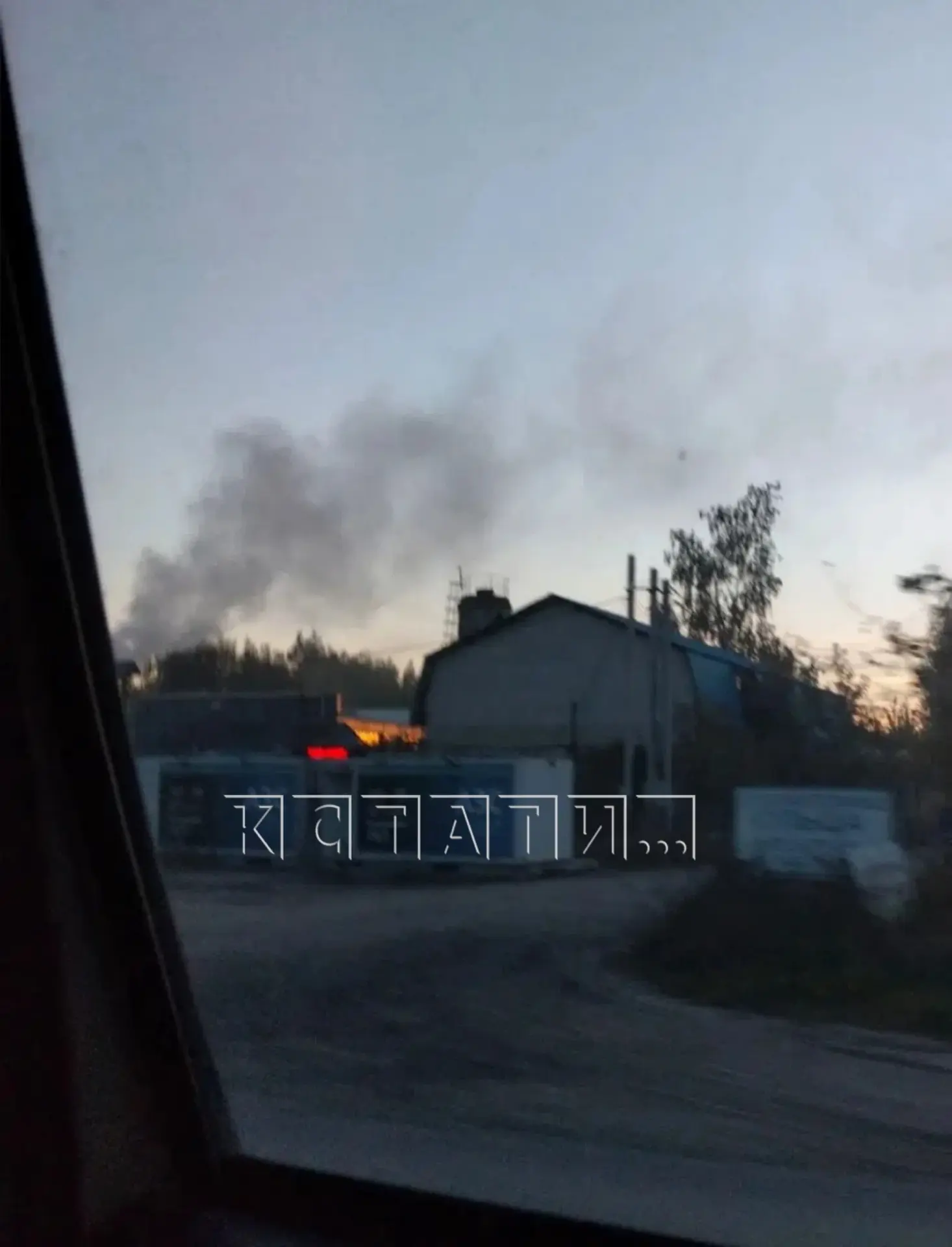 Жители Бора жалуются на удушливый дым — на улице Нахимова возле пунктов приёма металла ...