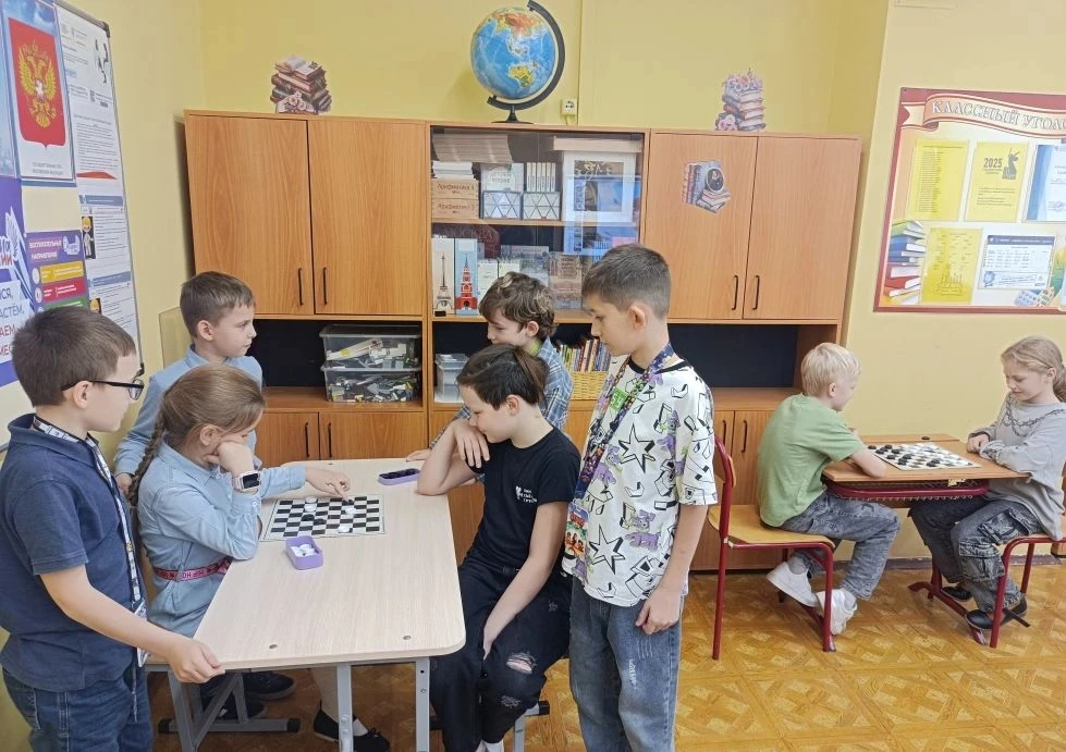 ♟️ Шашечный турнир 🏆  Во время каникул в 3 Б классе прошел  шашечный турнир!   🎯Юные стратеги сражал