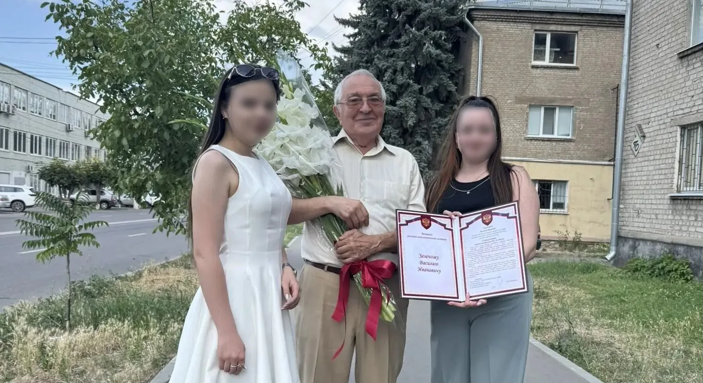 Сотрудники УФСИН  России по Луганской Народной Республике поздравили ветерана УИС с юбилеем
 
Сотруд