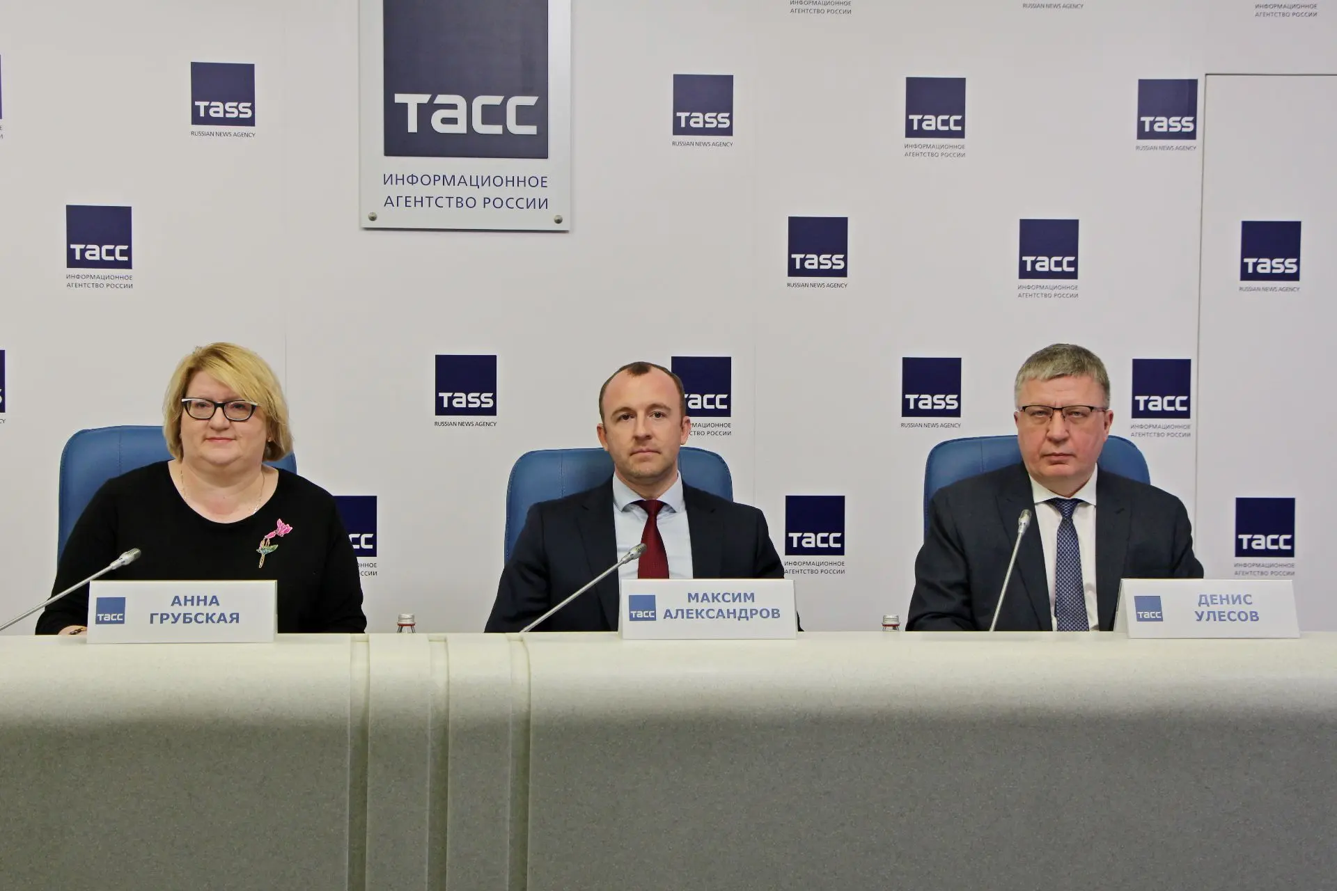 Сегодня в ТАСС прошла пресс-конференция, посвященная приему заявлений в первые классы. ...