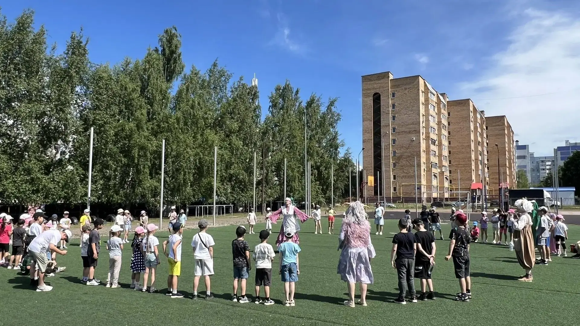 Сегодня в пришкольном лагере царила настоящая сказочная 🧌🐲🧙🐏🐐атмосфера! К ребятам приехал интер