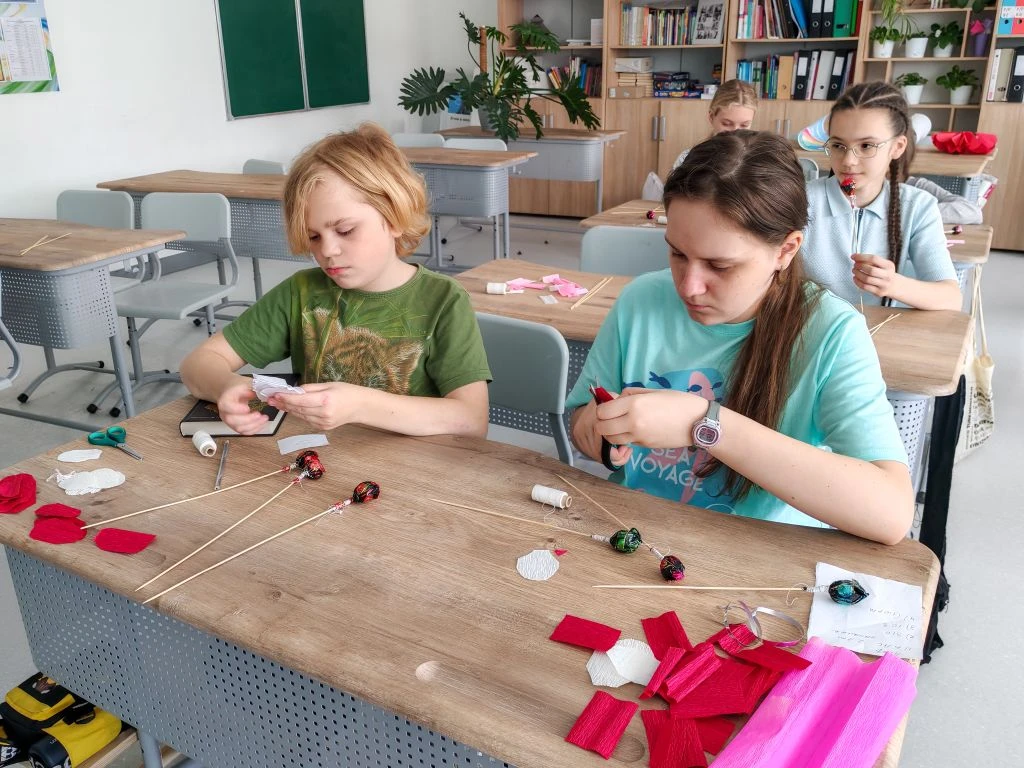Сегодняшний день в лагере снова выдался насыщенным и интересным.
Ребята проявили креативность, созда