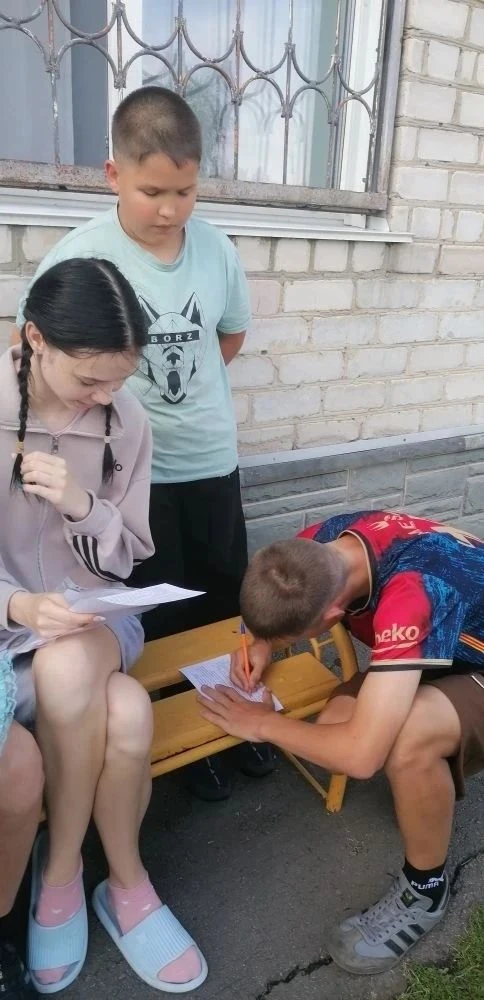 Каникулы — время приключений! Наши ребята на время превратились в настоящих сыщиков — и это было нев