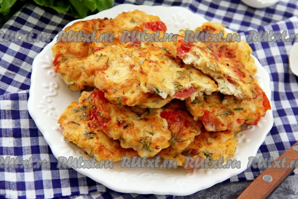 Рубленные куриные котлеты с помидорами и сыром
