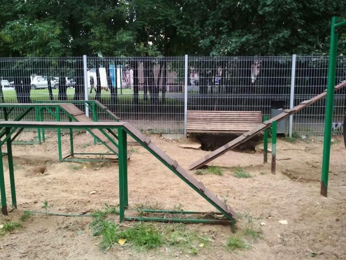 ⚠️ Площадка на улице Дыбенко нуждается в ремонте