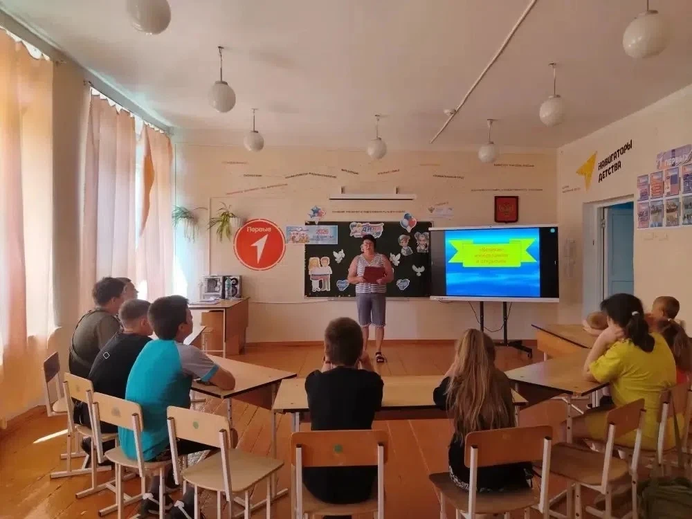 День науки в лагере «Солнышко»🌞

Сегодня в нашем лагере  царила настоящая научная атмосфера! День н