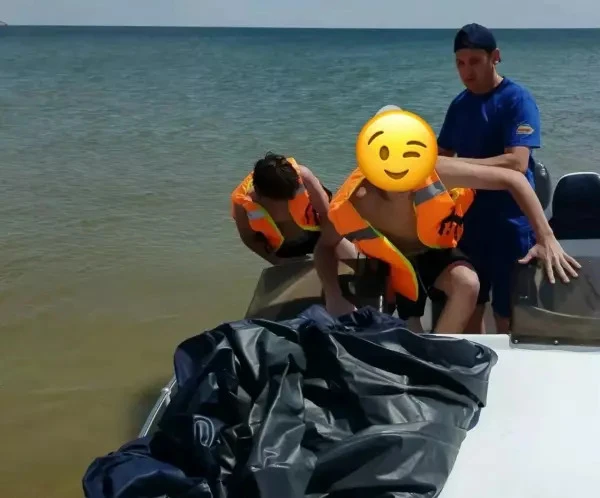 🫡 На Цимлянском водохранилище спасли двух подростков

15-летние школьники вышли на воду на надувном
