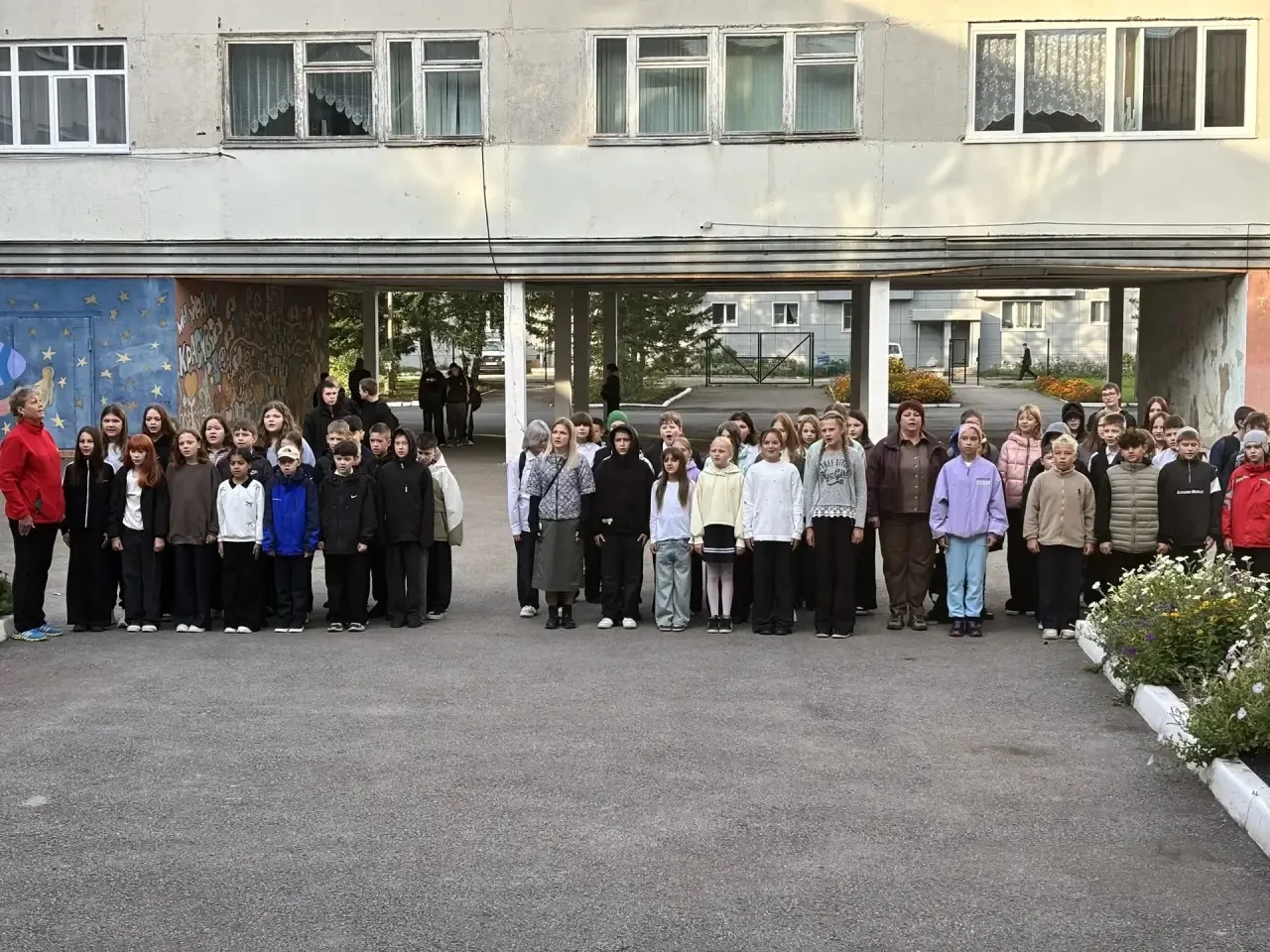 В нашей школе неизменно каждую неделю  осуществляется церемония поднятия Государственно...