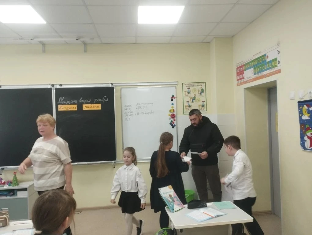 Сегодня, 22 декабря, учащиеся 3в класса передали новогодние поздравительные открытки бойцам - участн