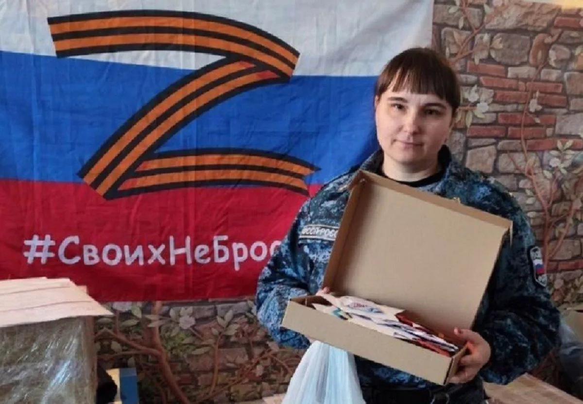 Судебный пристав с маленькой дочкой изготавливают в Забайкалье гуманитарную помощь для участников СВ