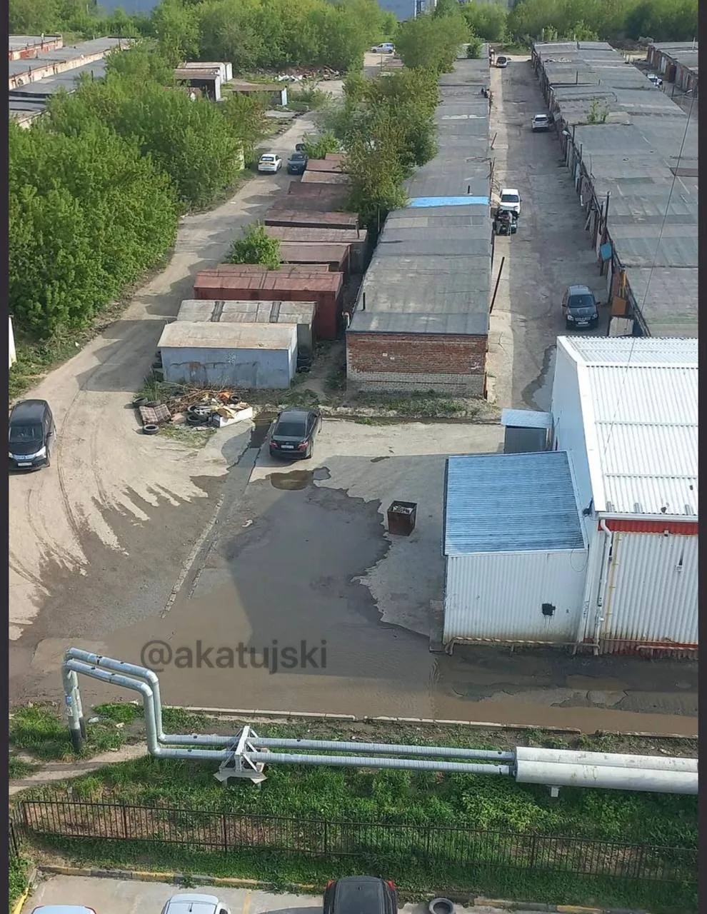 Жители микрорайона бьют тревогу: гигантская лужа перекрыла путь к остановке и магазинам