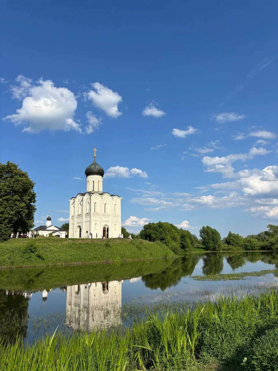 📍 Храм Покрова на Нерли 

Его называют поэмой на камне.

Удивительной красоты церковь. И снимок пот