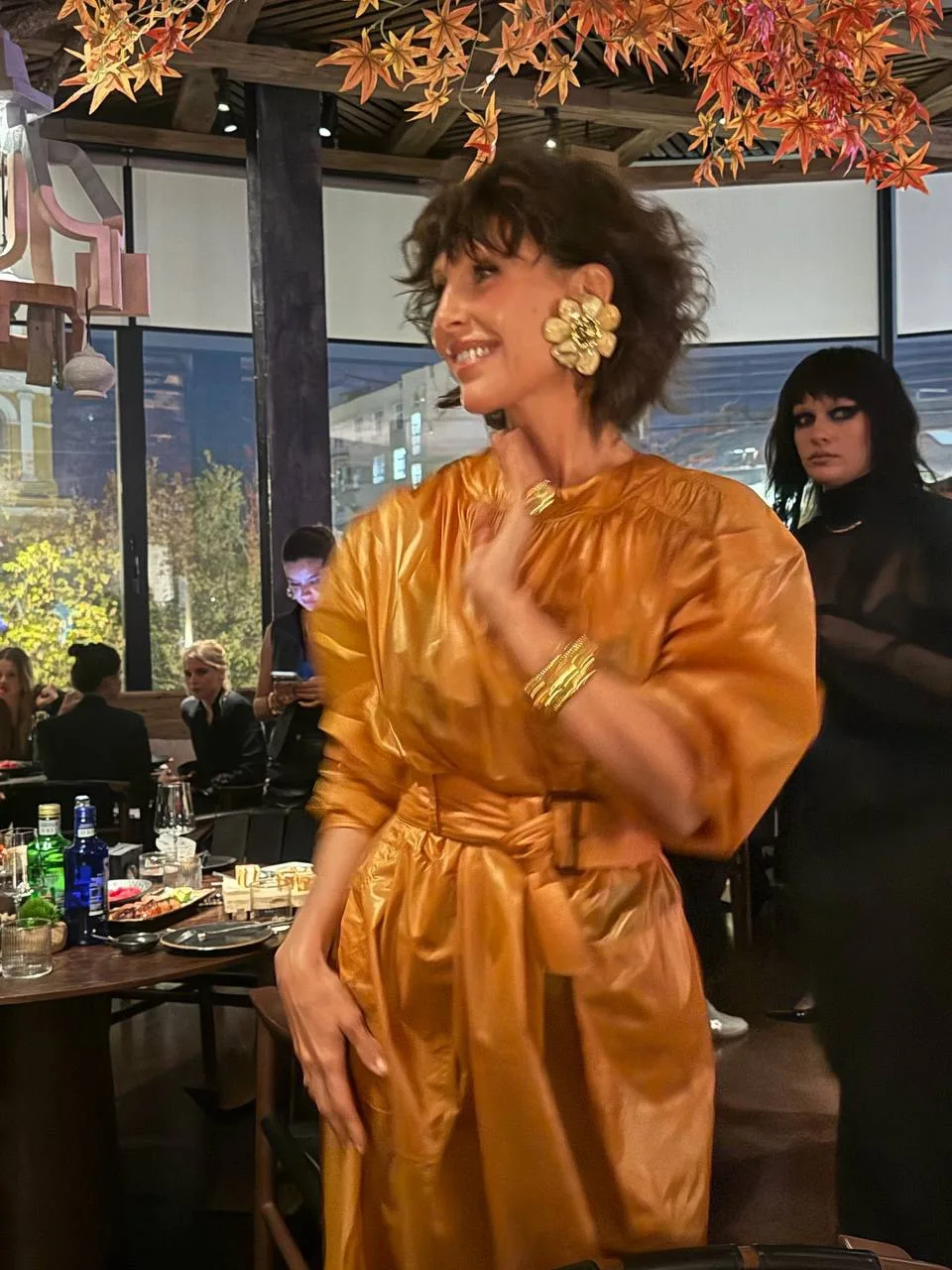 Вечно молодая Анна Антимоний, только вернувшаяся (!) с летних каникул в Биаррице и на И...