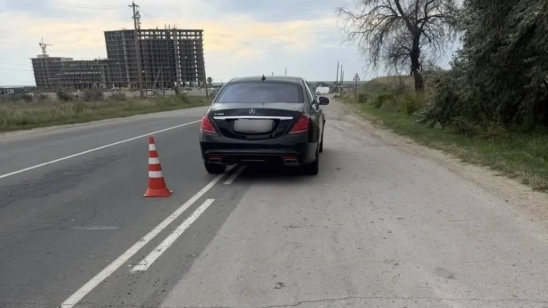 В Сакском районе Крыма возбуждено уголовное дело в отношении водителя Mercedes, который насмерть сби