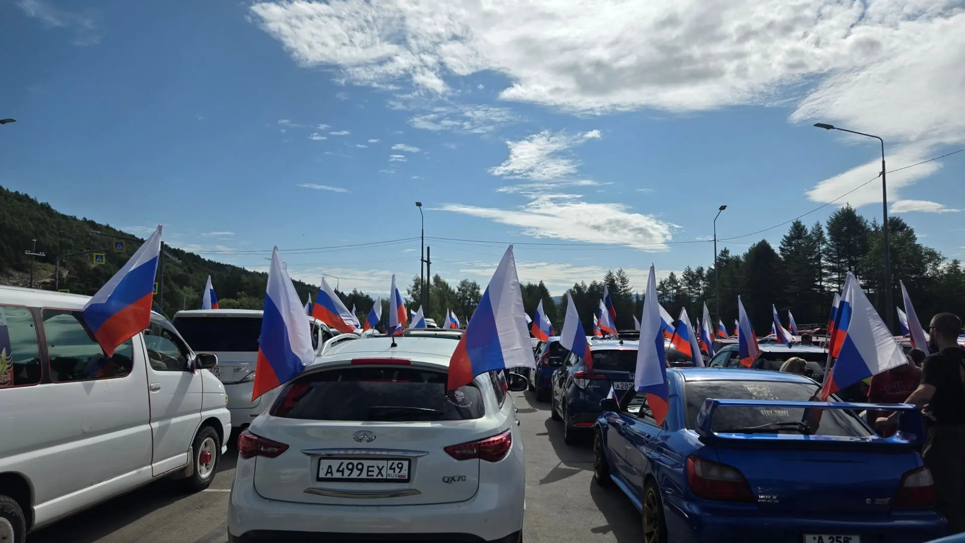 Патриотический автопробег стартует в эту минуту.  Молодцы магаданцы, настоящие патриоты...