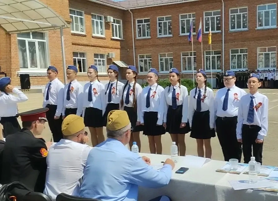 В нашей школе прошёл смотр строя и песни, приуроченный к 81-й годовщине Великой Победы 🇷🇺  В преддве