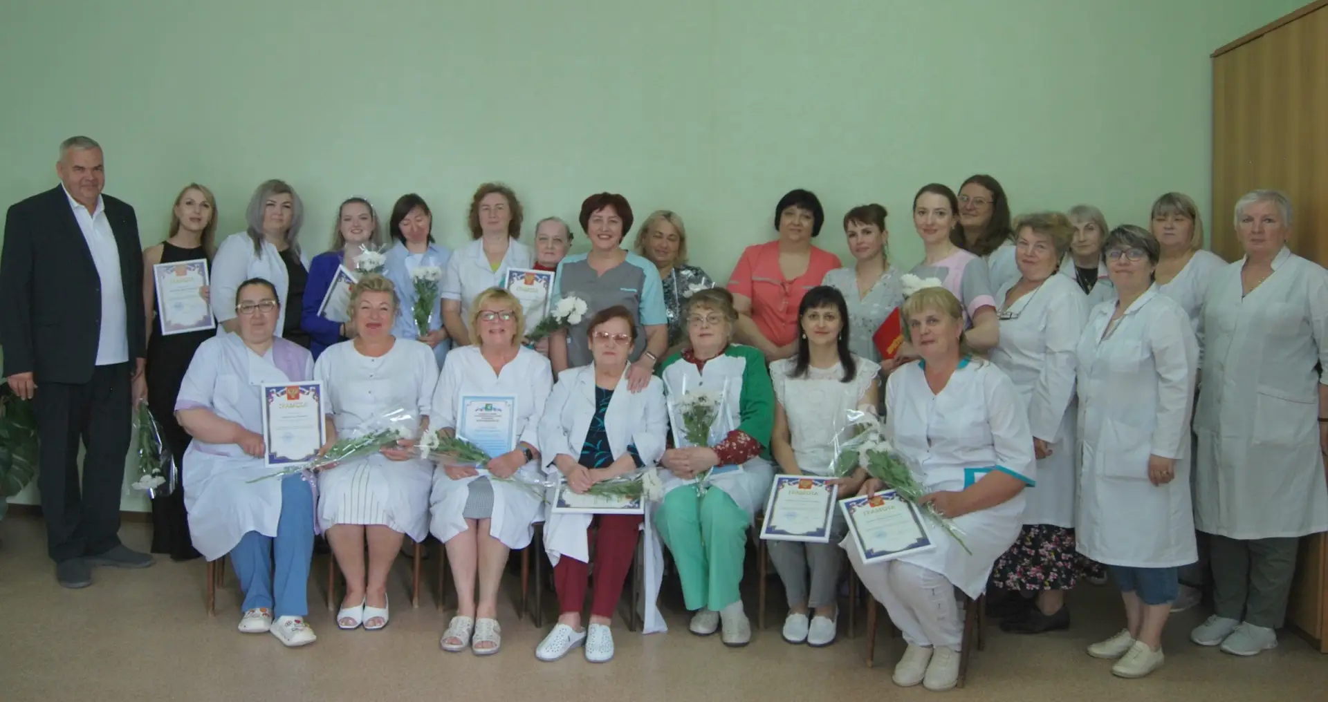 Пусть исцелённые вами пациенты, уходя, осыпают вас искренними благодарностями
В этот непростой, а по