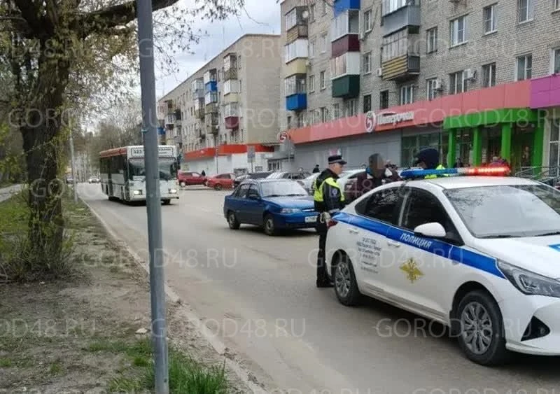 На Юбилейной в Липецке мужчина вышел на дорогу с «пистолетом»  Ситуация быстро привлекла внимание — 