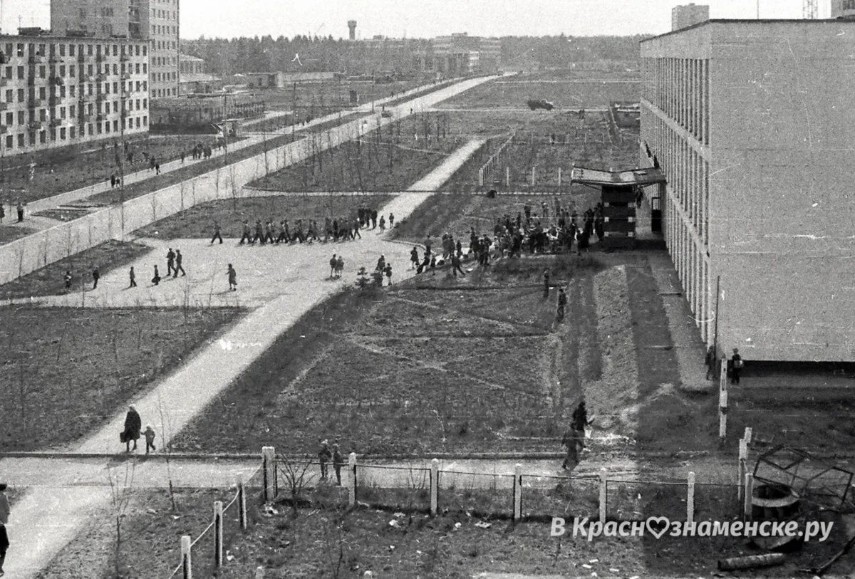 Первая школа в городе — Гимназия №1 была открыта 13 сентября 1971 года, в ней получали образование 1