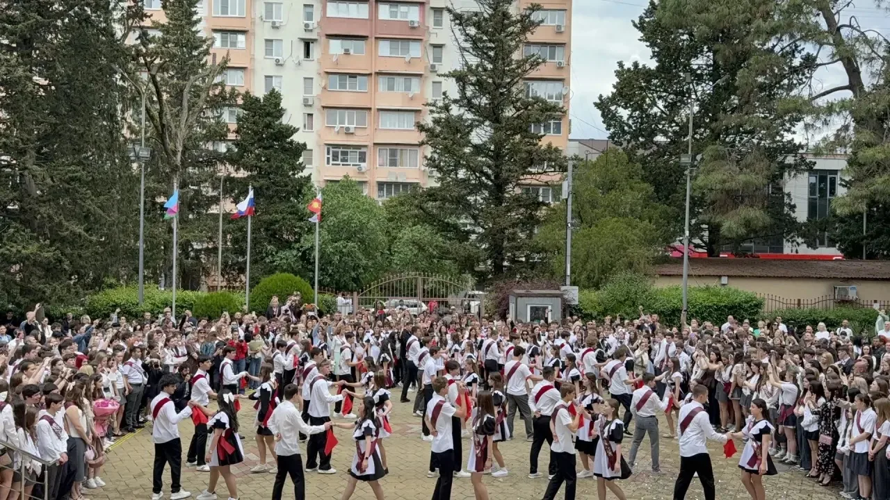 🔔 Сегодня для выпускников прозвучал последний звонок — 2026!  Дорогие выпускники!   🔔Этот звонок — с