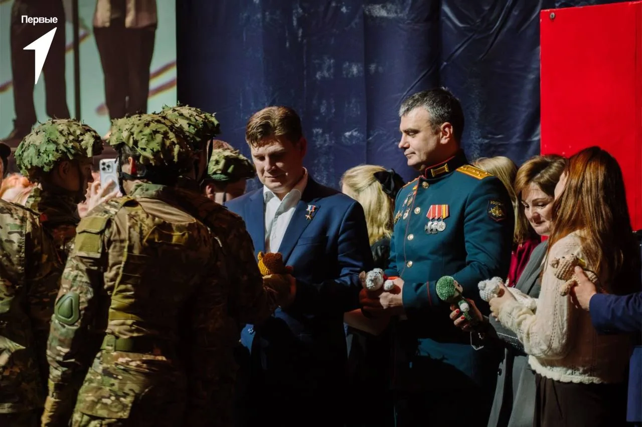 🧸 Спасибо Вам, наши Герои!  На спектакле «Классика Победы. Время героев» юные актёры вручили плюшевы