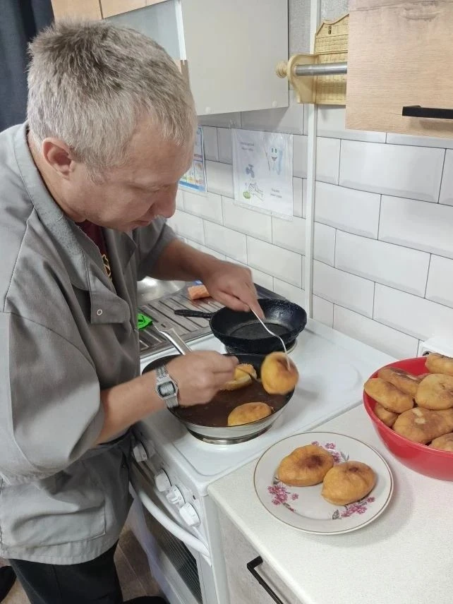 Получатели социальных услуг жарят пирожки
В рамках реализации программы по социально–бытовой реабили
