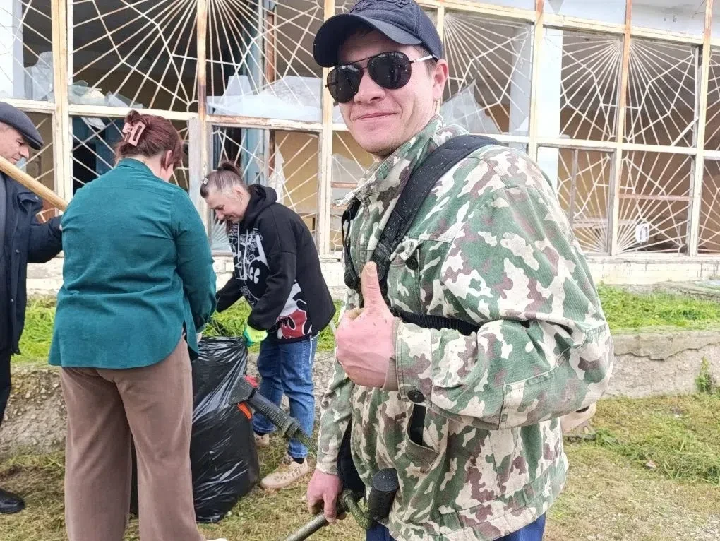 🌻 Всекрымский субботник. 
 
🌱В рамках акции "Чистый Крым" педагогический коллектив Синицынской шко