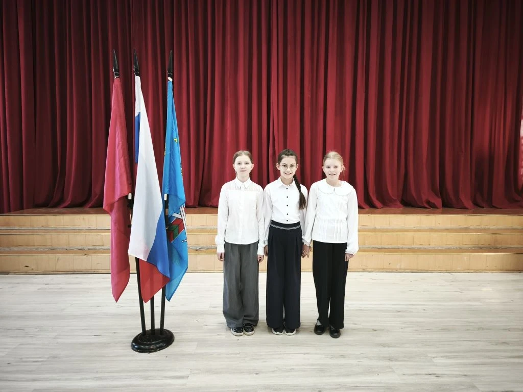 РАЗГОВОРЫ О ВАЖНОМ 🇷🇺  Начинаем новую неделю торжественной церемонией поднятия флага! После церемони