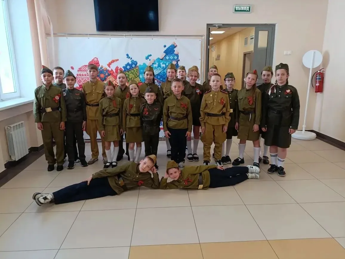 Ни шагу назад, только вперёд! 🎖️  22 мая в нашей школе прошёл конкурс «Смотр строя и песни», и 3 «Е»
