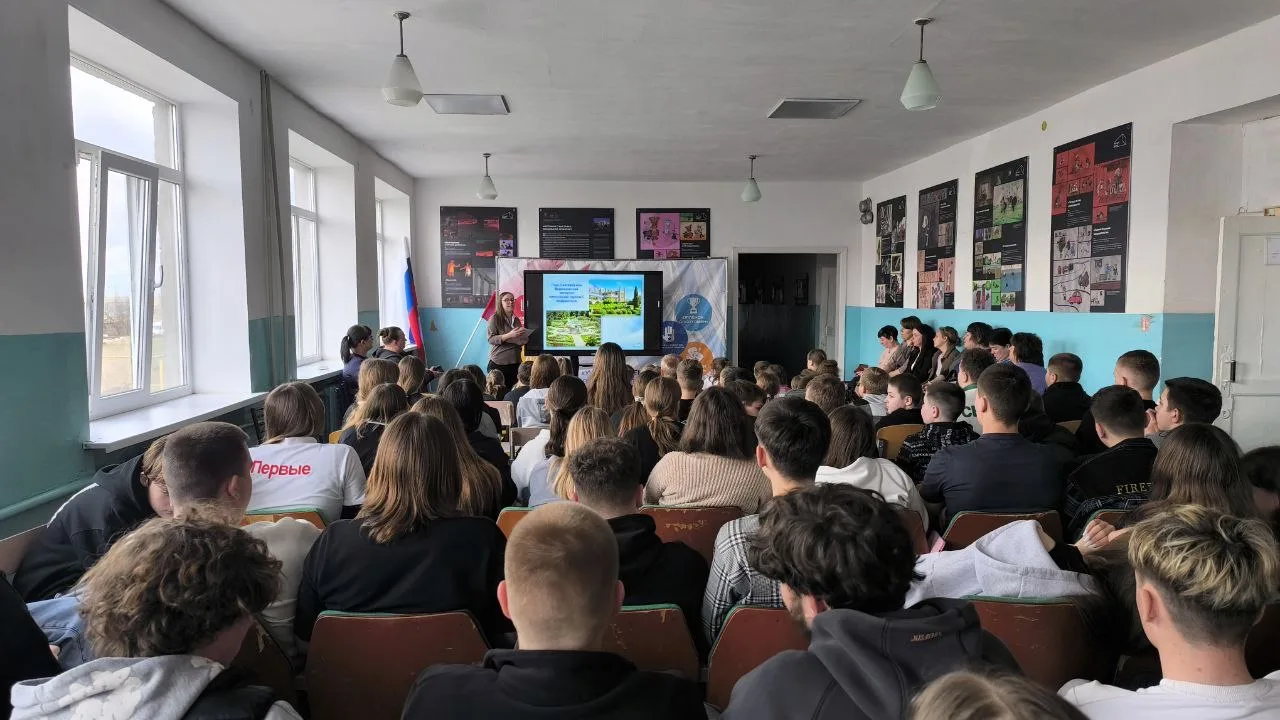 18 марта в ГБУ ОО ЗО «Заповитненская СОШ» прошел общешкольный классный час на тему «Кры...