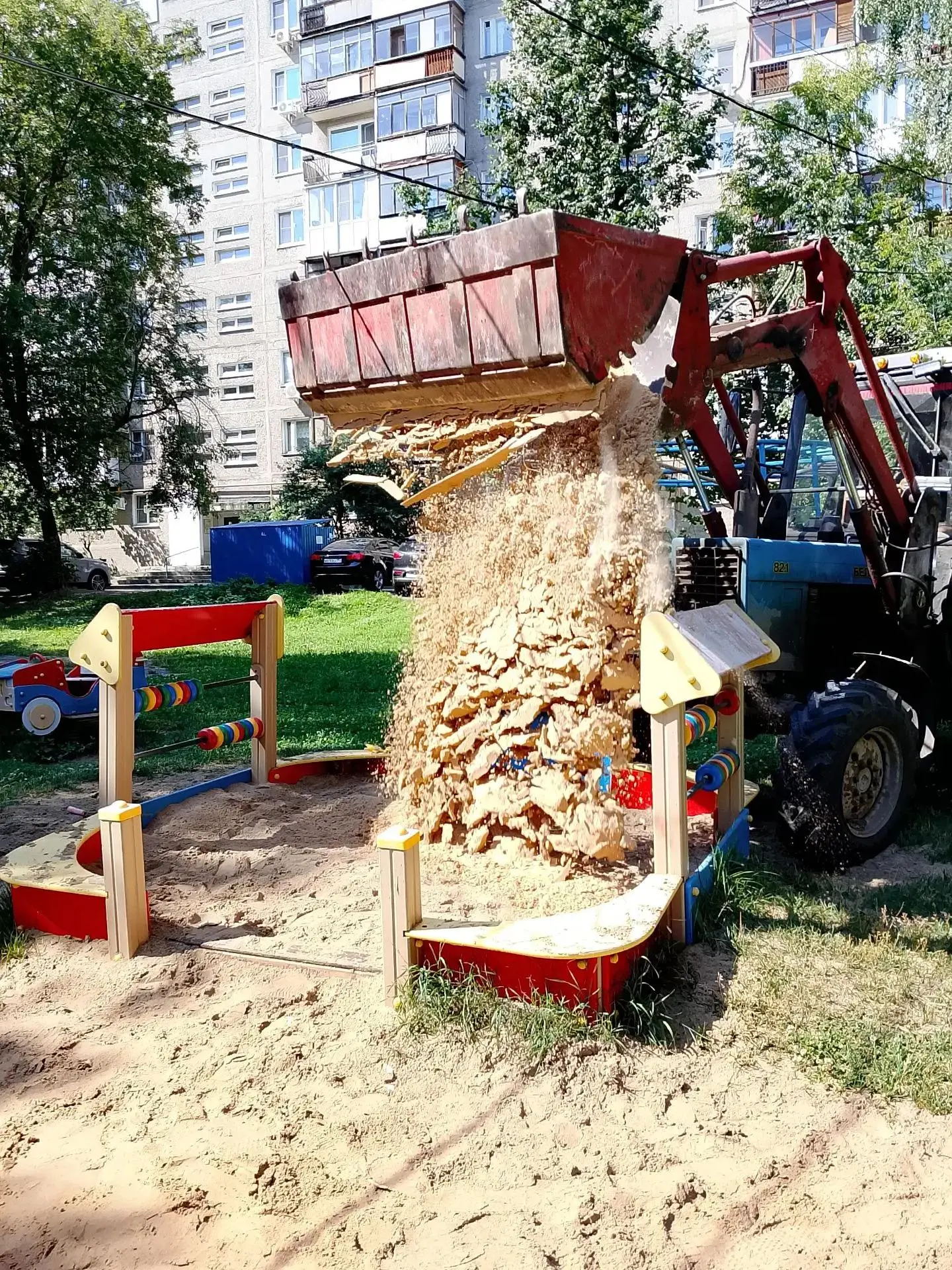 Продолжаем завозить свежий речной песок в детские песочницы. Это позволяет поддерживать игровые зоны