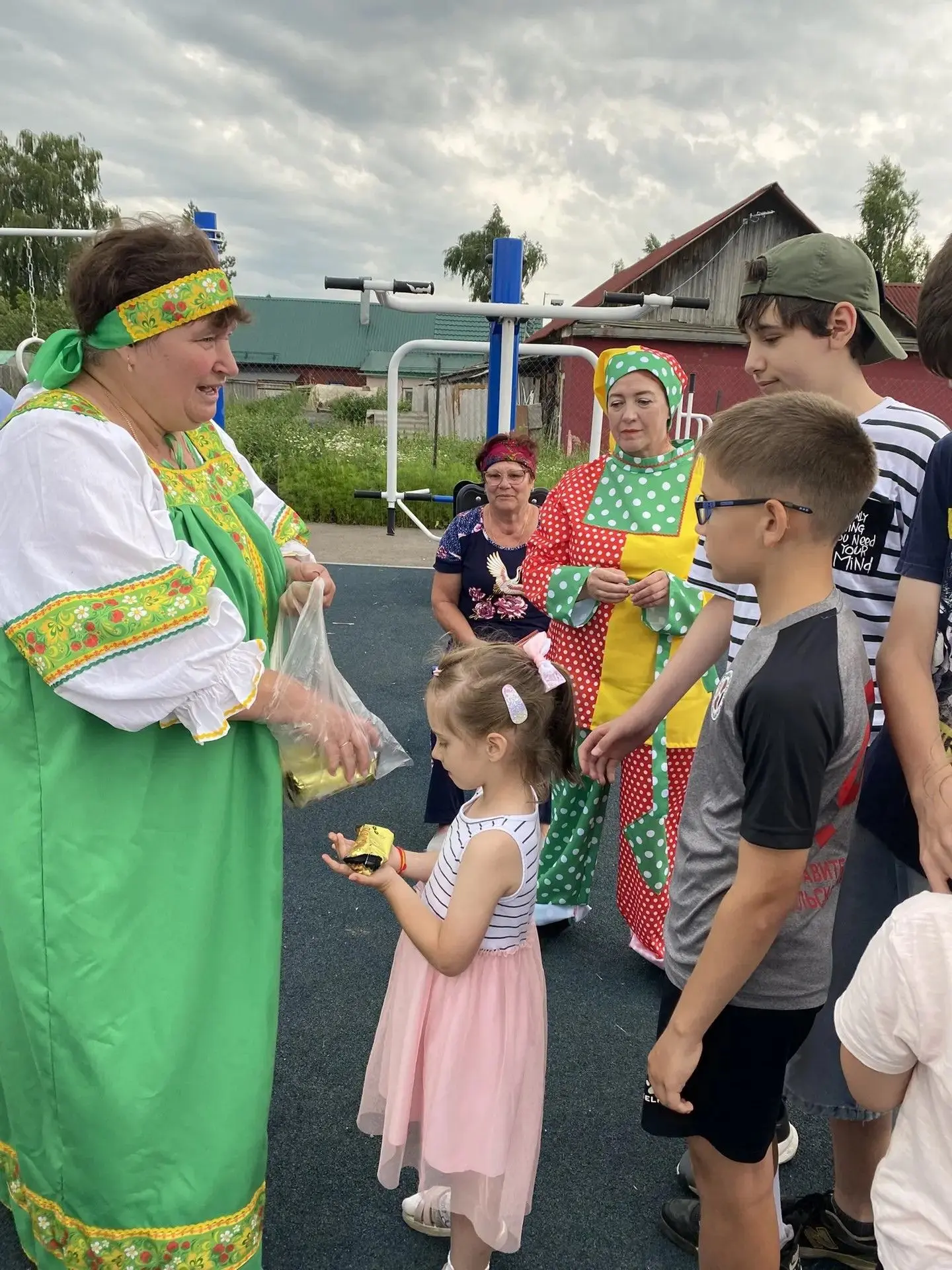 Лето - это удивительная пора, когда детям можно вдоволь гулять, играть, бегать, прыгать...