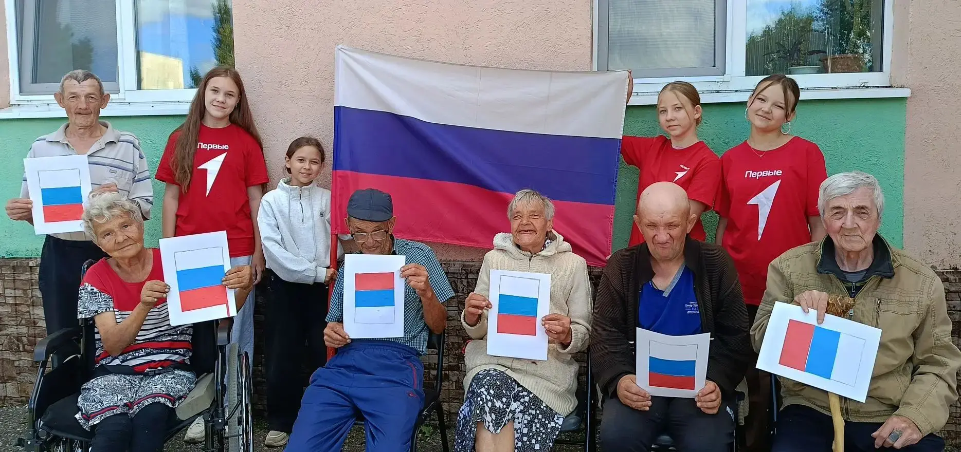 🇷🇺В преддверии Дня Государственного флага России в нашем дом-интернате произошло по-н...