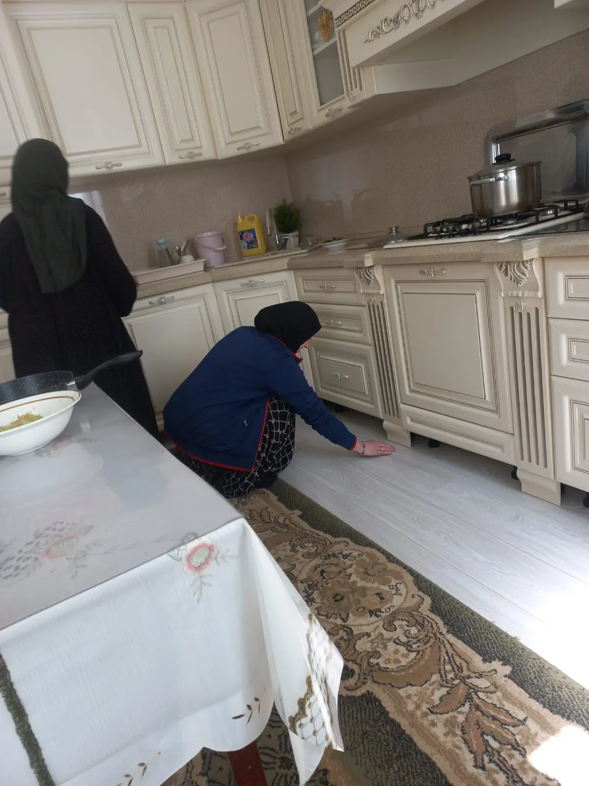 Социальный работник отделения № 4 Магомедова Меседу Магомедовна, проживающая в селе Анд...