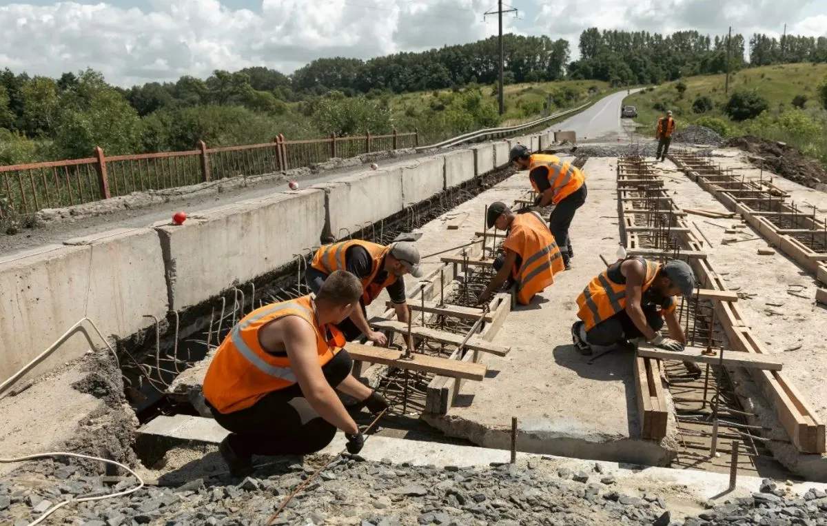 В Курской области ремонтируют мост через реку Оскол