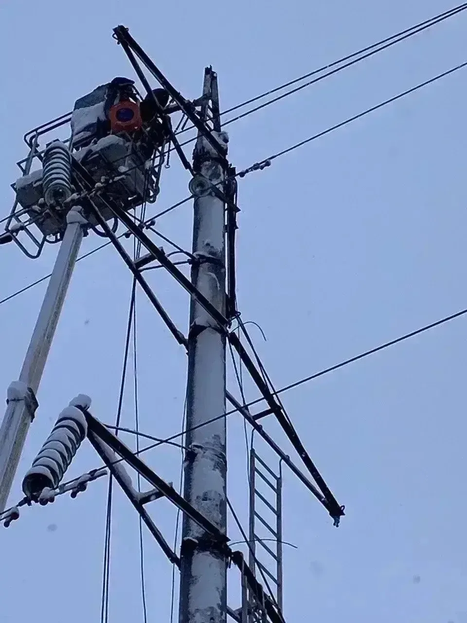 В связи с ухудшением погодных условий на территории Ленинградской области электросетевы...