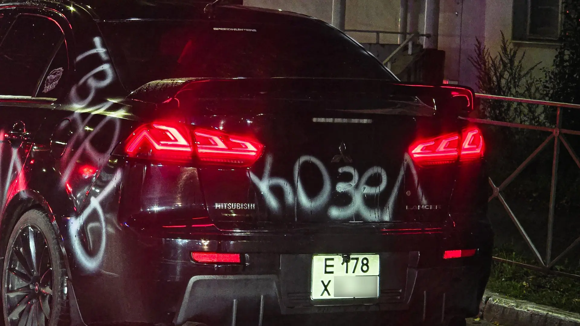 🚨💔 ИЗМЕНИЛ, ТВ@РЬ, КОЗЕЛ! На улицах замечен Mitsubishi Lancer, жестко расписанный пос...