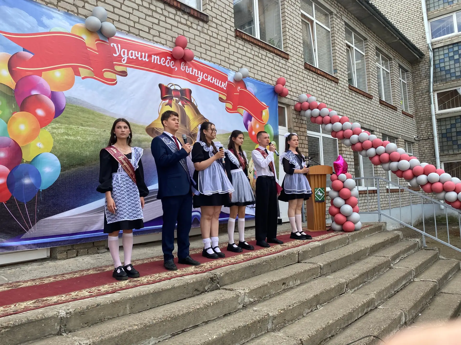 С последним звонком!   Прозвенел звонок последний, Провожая в добрый путь. Этот яркий день весенний 