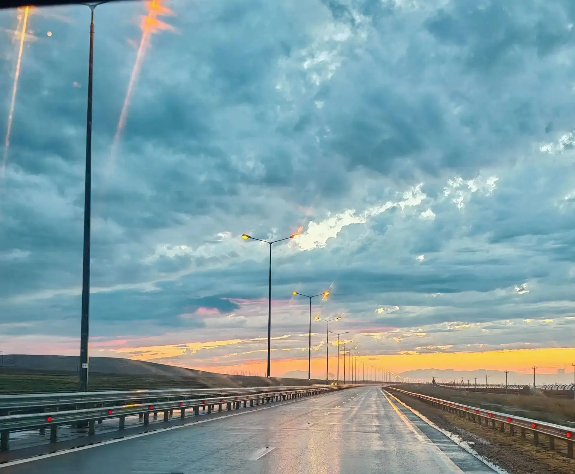 🌇Красивым золотым закатом прощались мы с сегодняшним понедельником.