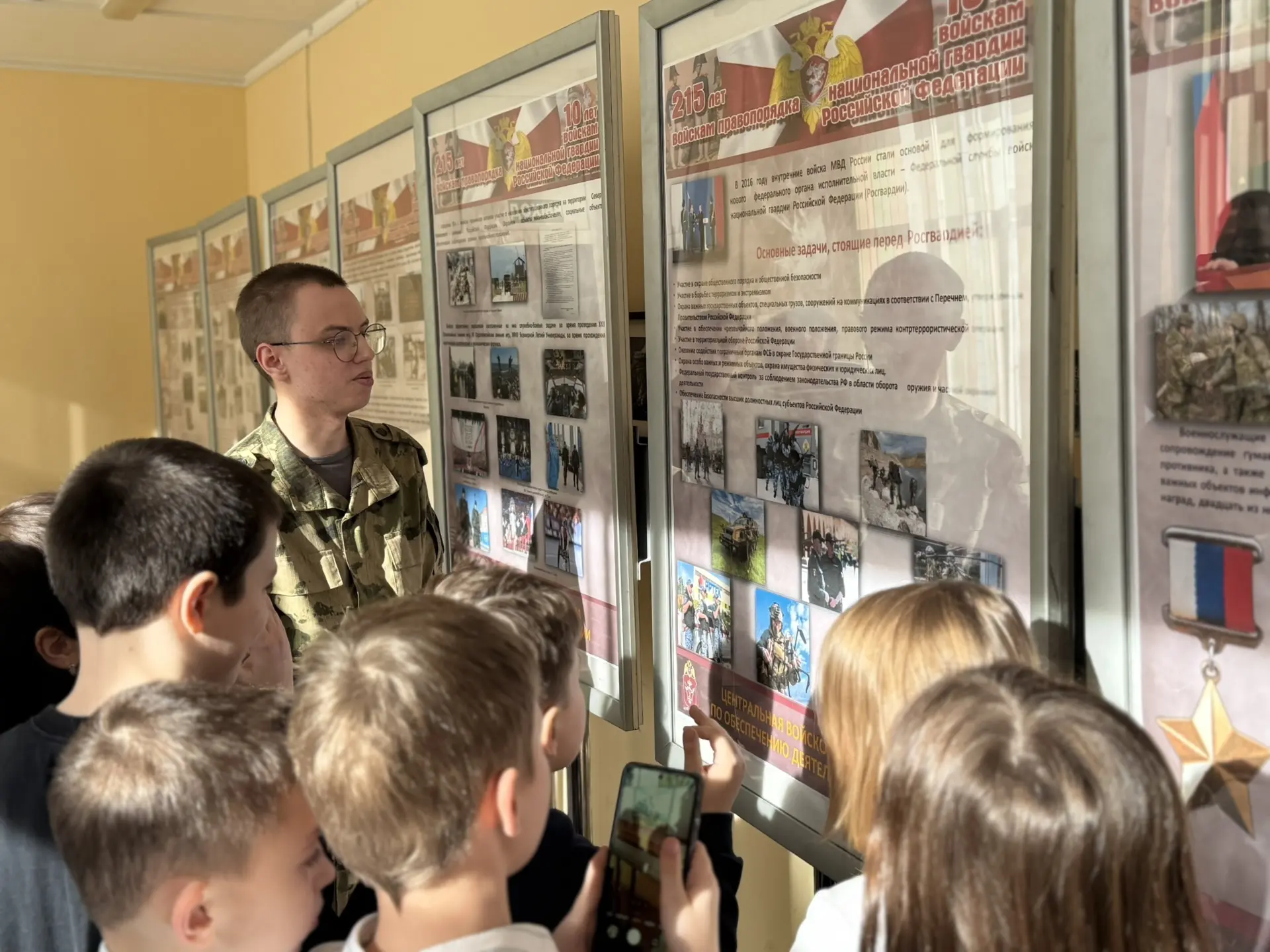 В нашей школе прошла выставка, посвящённая истории Росгвардии   ▫️Экспозиция рассказывает о становле