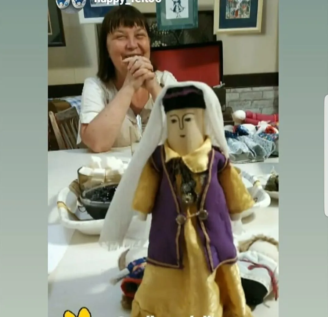 Однажды я делала кукол в национальных одеждах.