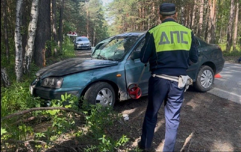 15-летний подросток ночью взял у родителей машину и врезался в дерево на Чусовском тракте. Авария пр