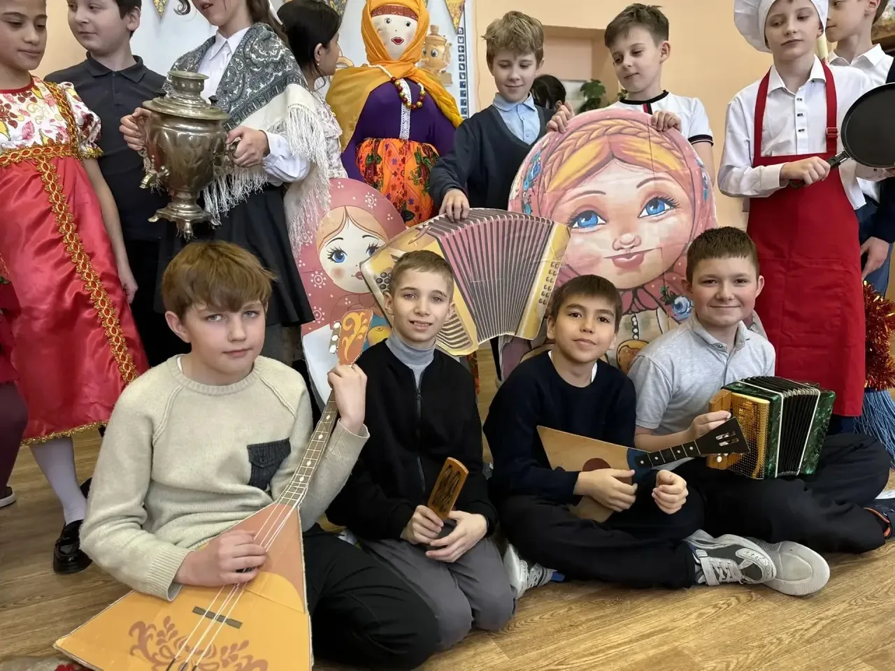 🥞 Масленица в Ромодановских двориках   🙃 19 февраля в  4 «В» классе состоялся настоящий масленичный 
