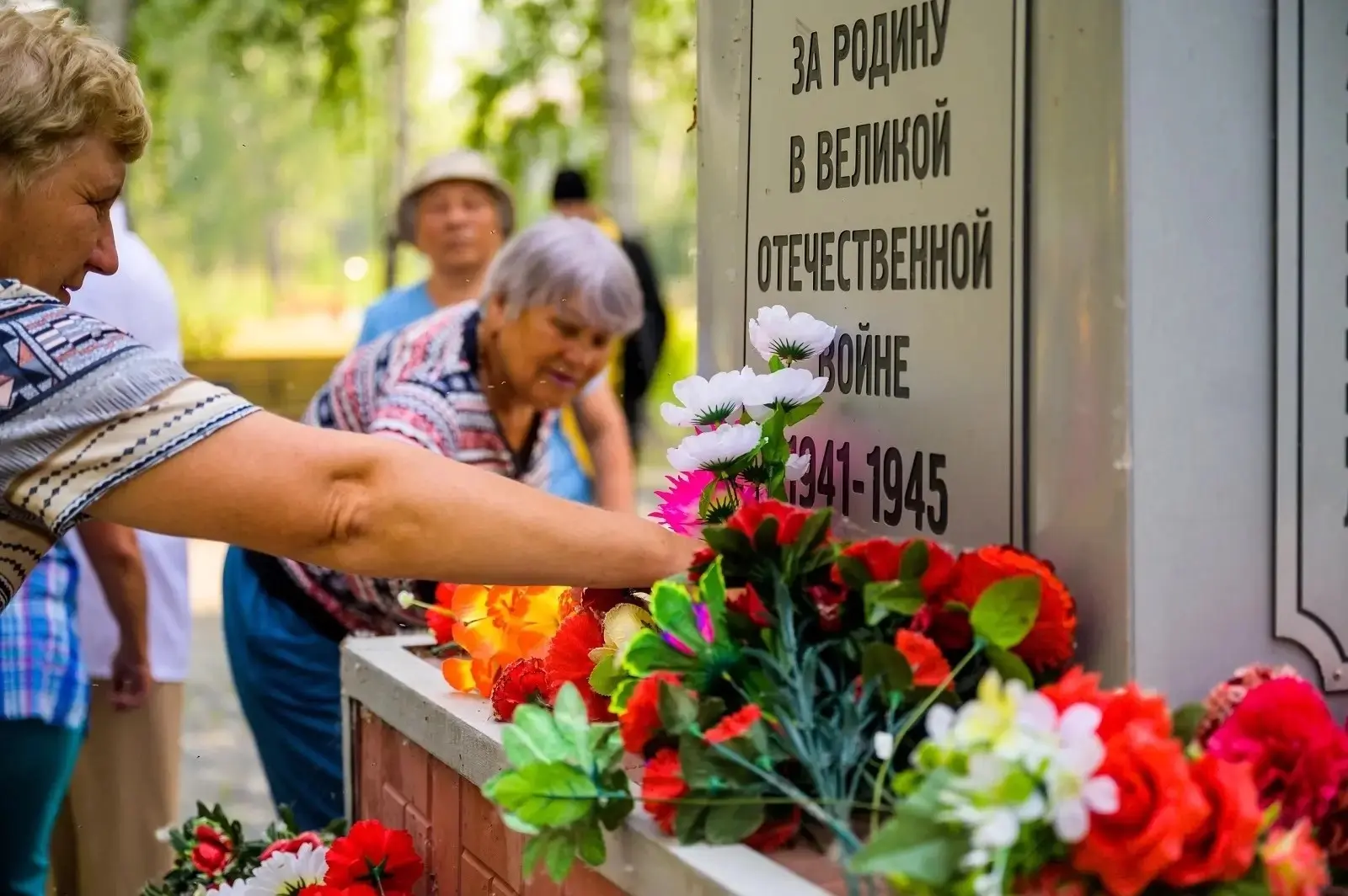 Тихий свет великой памяти 
 
Сегодня Томская область зажглась тысячами огней. В каждом городе и райо