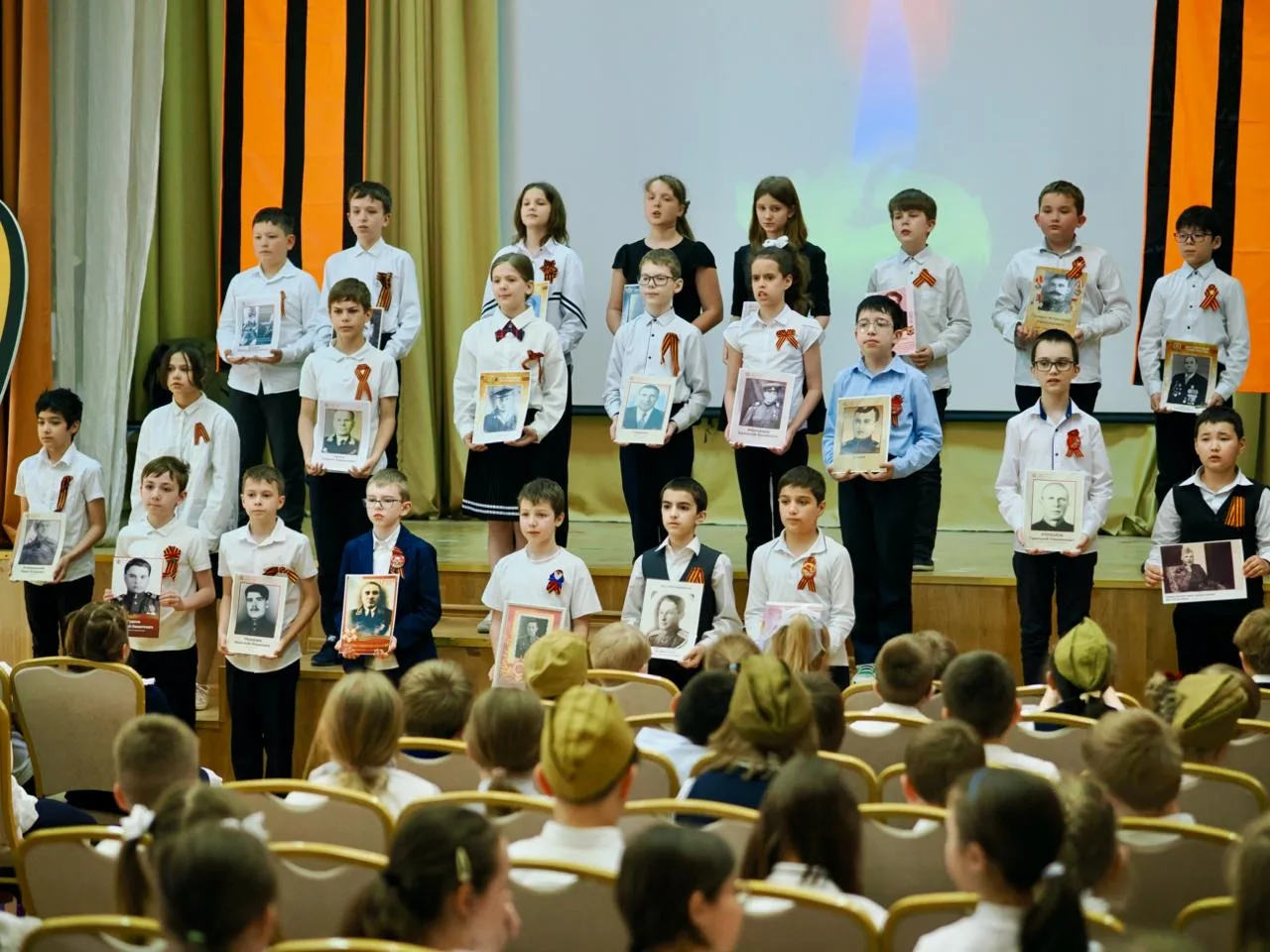 ПЕСНИ ВОЕННЫХ ЛЕТ (Часть 1) 🎼 Каждый год накануне Дня Победы во всех корпусах «Глории» ребята и учит