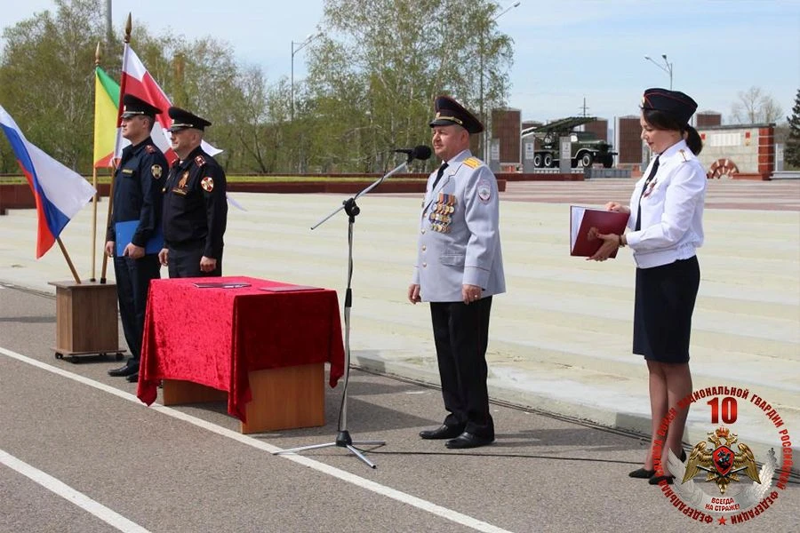 🇷🇺 В Забайкальском крае молодые сотрудники вневедомственной охраны Росгвардии, в присутствии ветеран