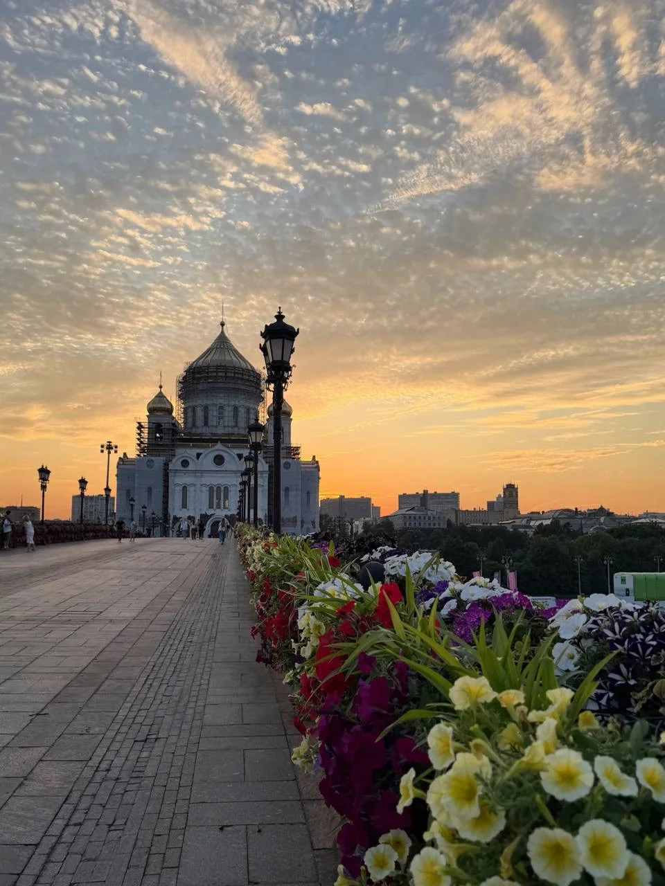 Летний закат на Патриаршем мосту 🌅

Непарадная Москва