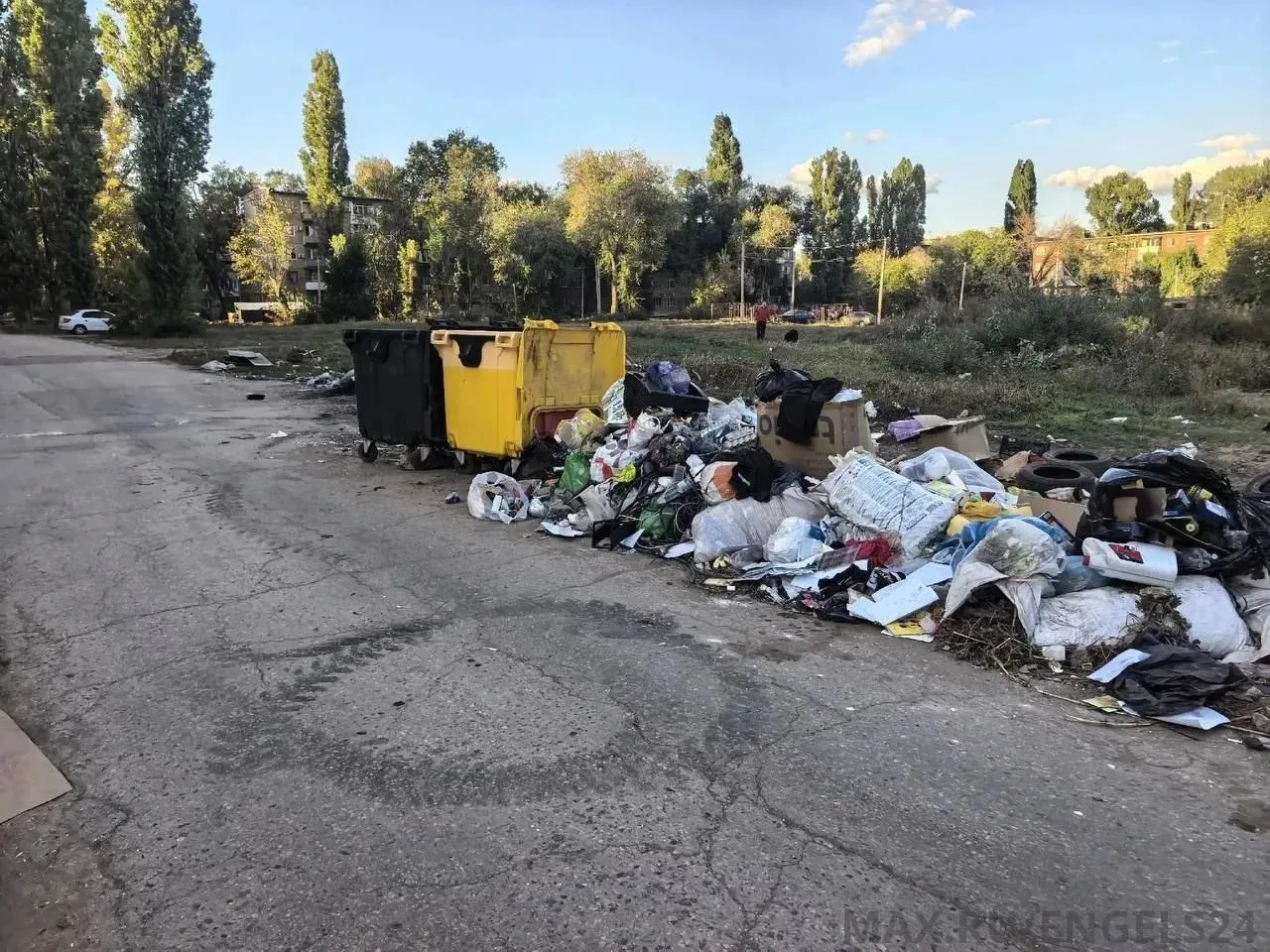 В Энгельсе жители 2-го микрорайона Урицкого остались без мусорной площадки
